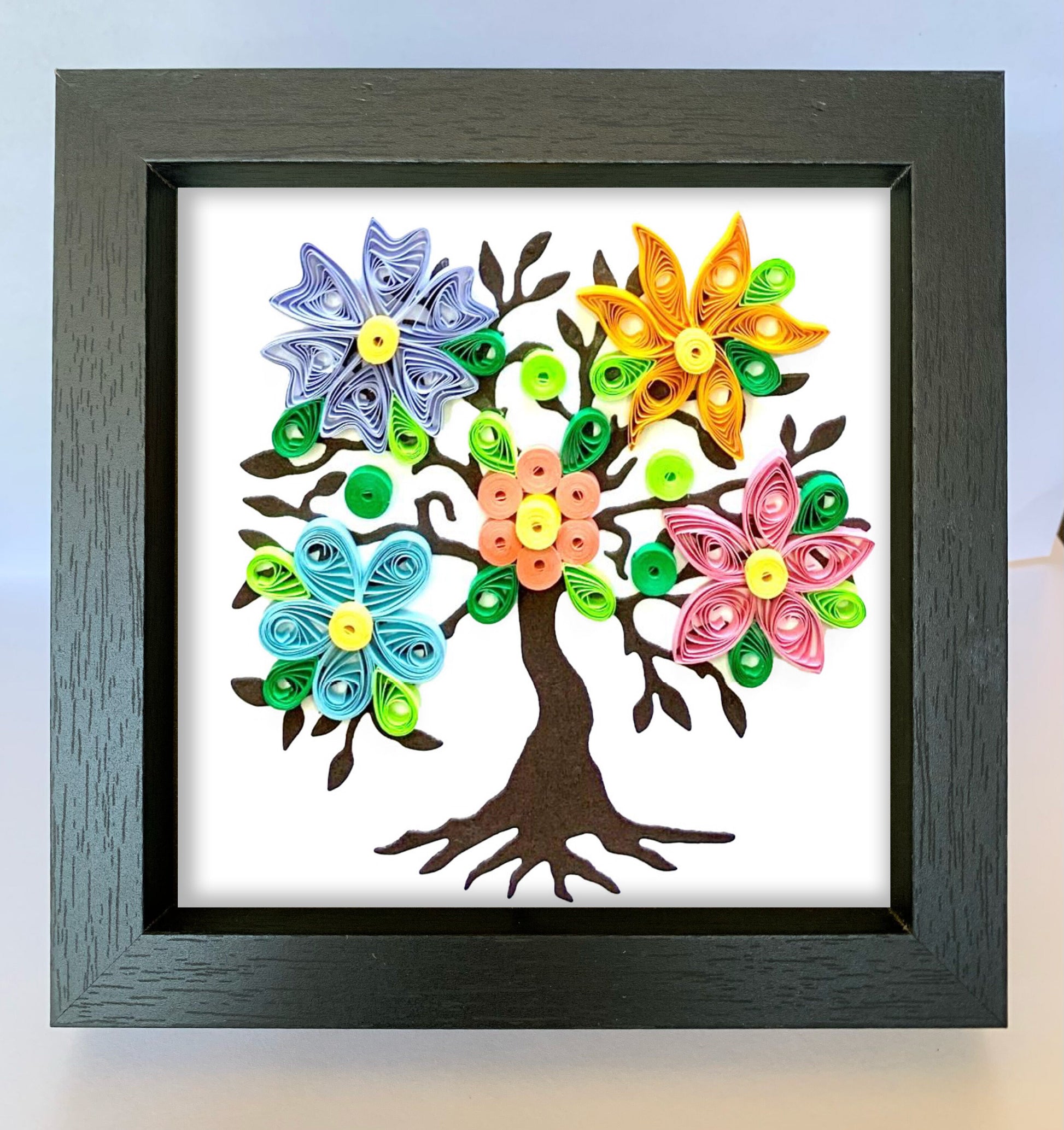 Quilled tree of life in frame. simple quilling design. quilling template for beginner with tutorial.