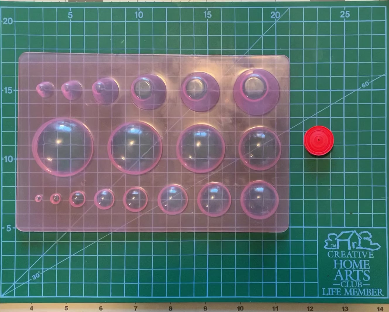 how to use a quilling mold. how to do 3d quilling. easy 3d quilling. easy quilling mold tutorial. easy quilling 3d. 3d paper how to.