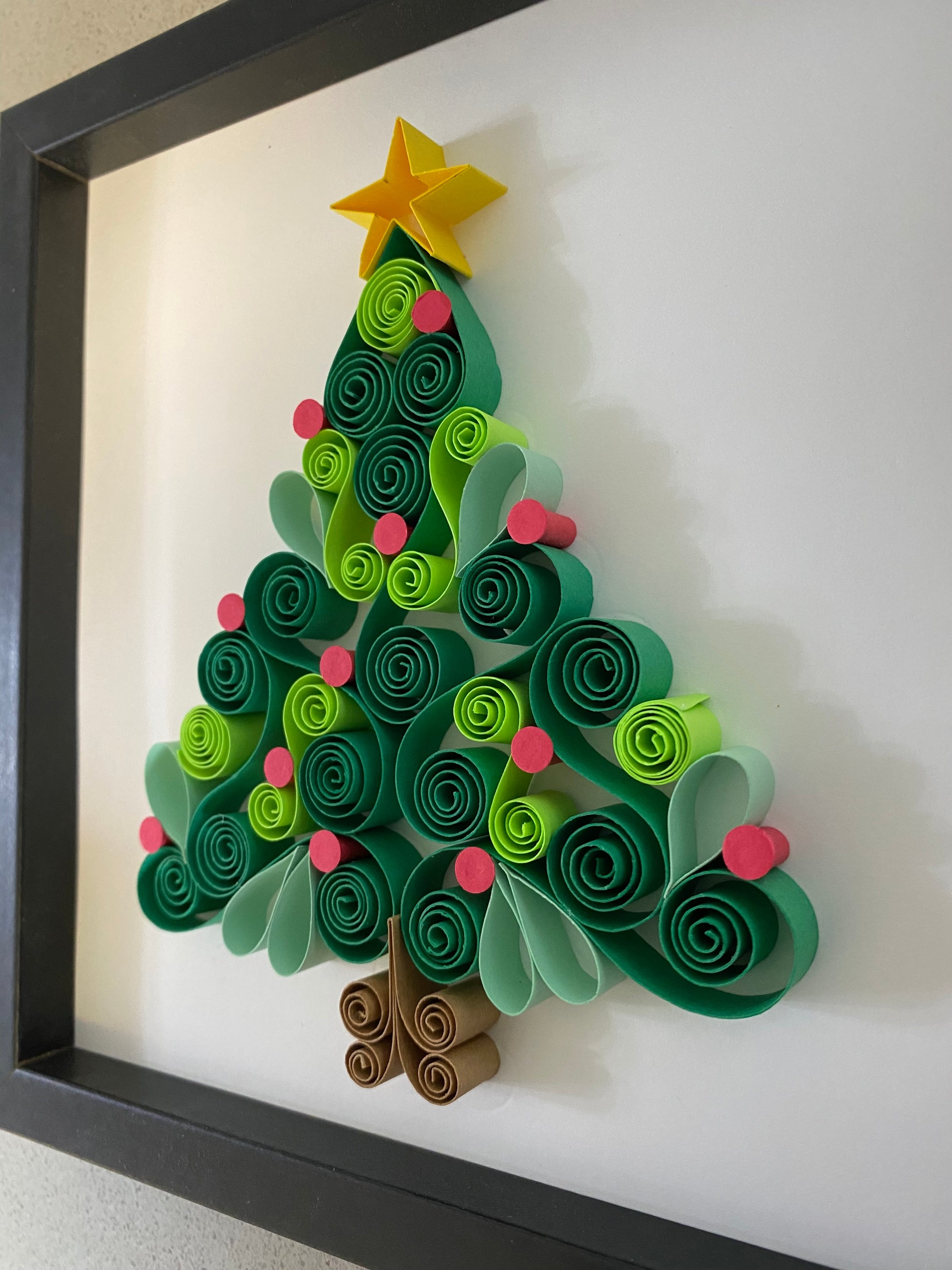 framed quilled Christmas tree. on edge quilling. x-mas quilling. quilled x-mas card.